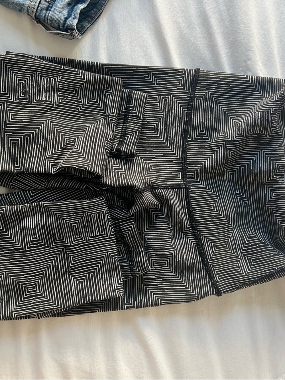Black and White Geometric Pattern leggings